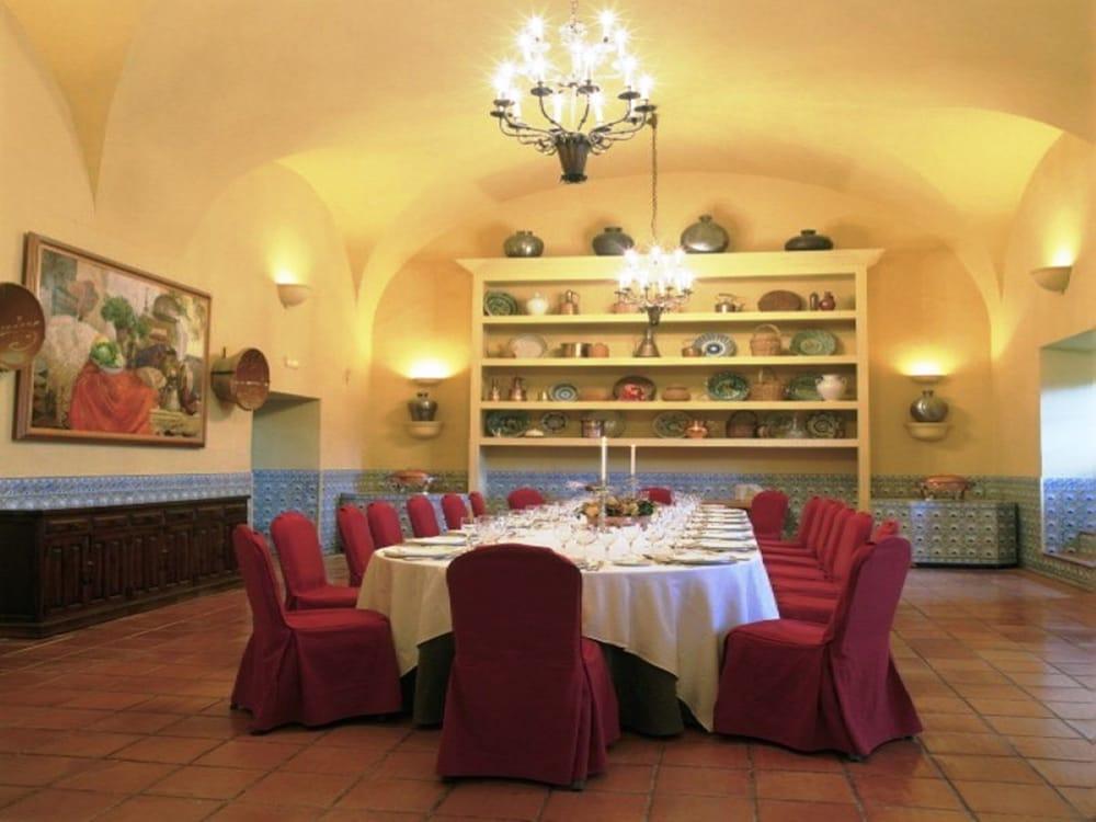 Parador De Трухильо Екстериор снимка