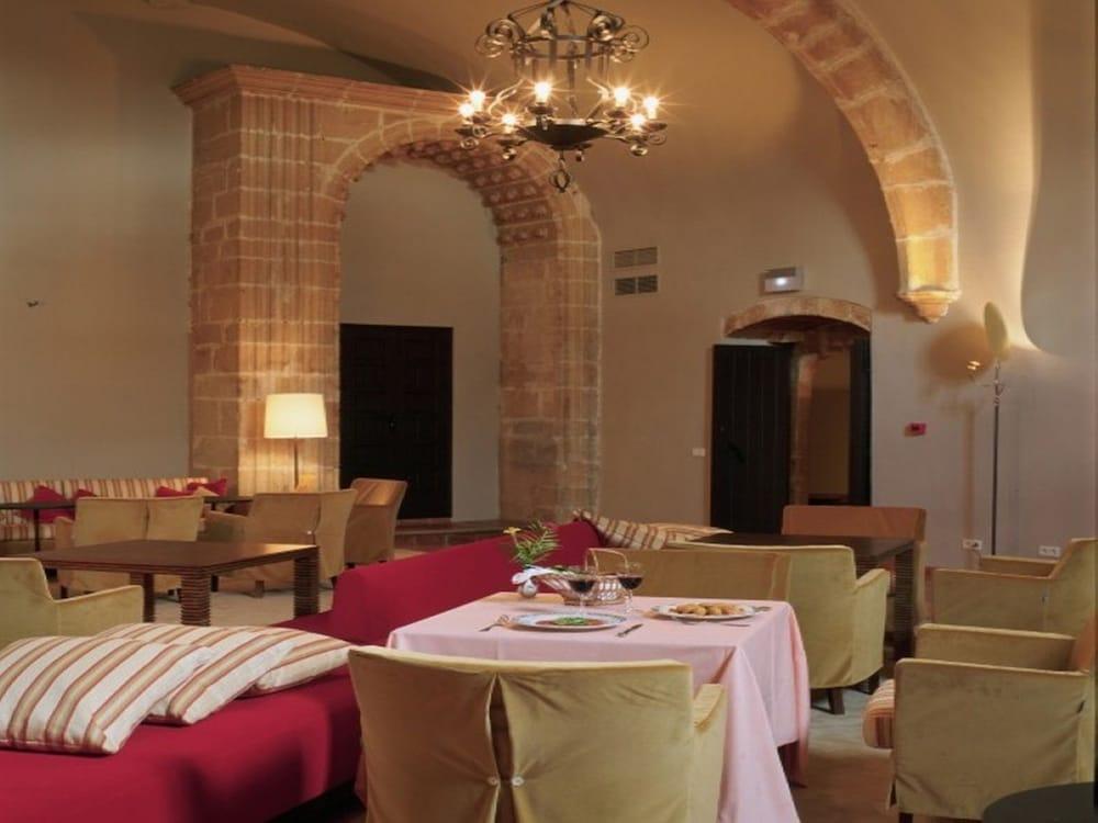 Parador De Трухильо Екстериор снимка